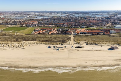 Strandtenten langs de Westlandse kust worden weer opgebouwd