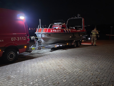 Bootje vast op zandbank in Wageningen
