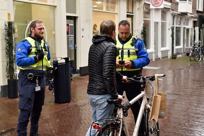 Dertien bekeuringen in half uur: zo gaan handhavers overlast van fatbikers en fietsers te lijf in Go