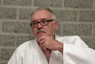 Joop Mackaaij (1938-2025) bleef tot het einde trouw aan de judomat: ‘Dat was zijn leven’