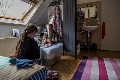 Anne (58) forced to live in mother’s attic: ‘I feel like a failure as a father’