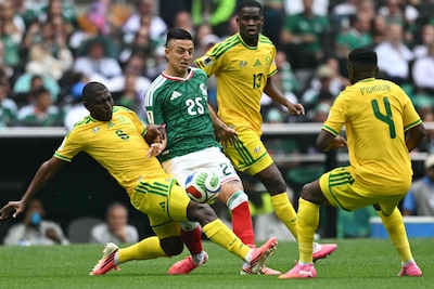 Aztekenstadion ontploft: vroege voorsprong voor gastland Mex