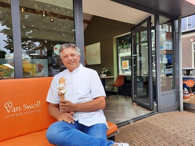 Waarom Zwollenaar Klaas al 20 jaar een ijssalon in Apeldoorn met de naam Van Swoll heeft