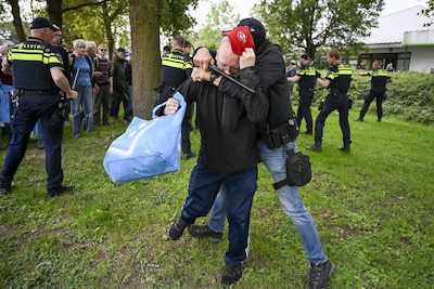 XR-activisten proberen A12 bij Zevenaar te betreden, politie houdt ze tegen