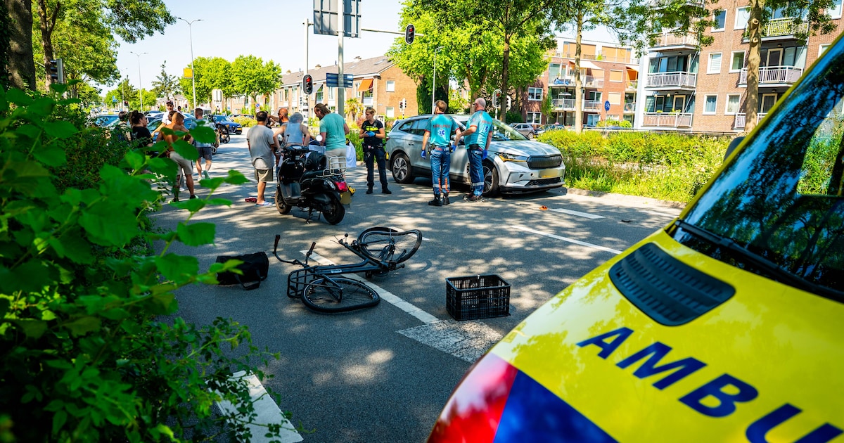 Fietser zwaargewond na aanrijding in Alphen