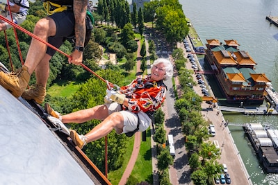 Marian (77) abseilde al drie keer van de Euromast en tipt Carola Schouten: ‘Gewoon hangen en geniete