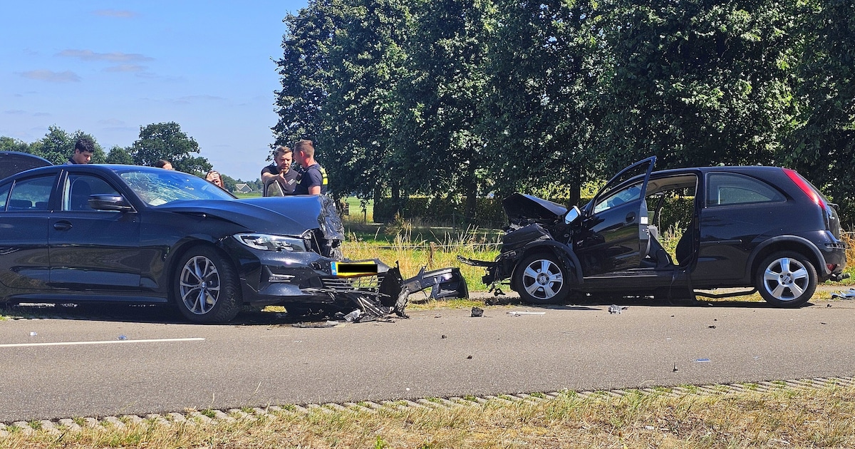 Frontale botsing op Renswoudsestraatweg in Barneveld