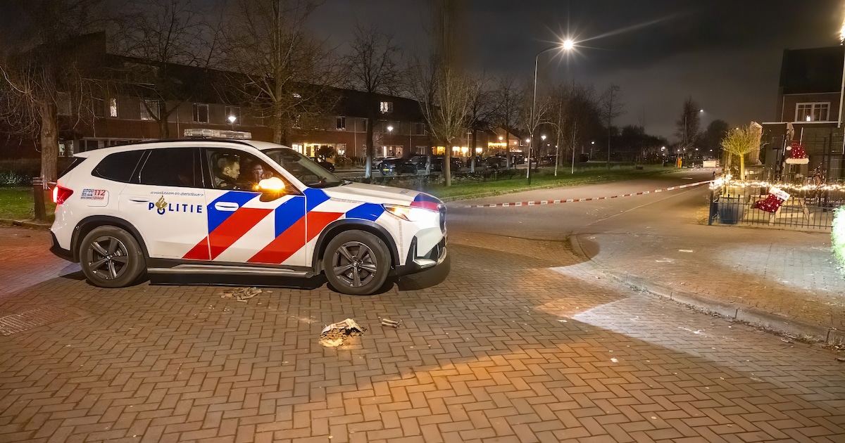 Deel van woonwijk in Wilnis afgezet, mogelijk vuurwerk gevonden