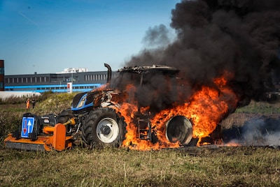 Tractor gaat tijdens maaien in vlammen op in weiland Waalwijk