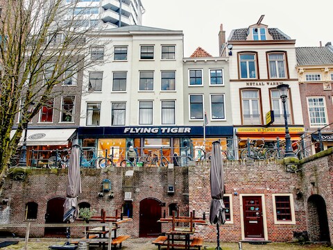 Oudegracht 118 (winkel en werfkelder) is opgekocht door een belegger voor 4,4 miljoen euro. Een pand wat qua prijs niet binnen de maatregel valt.