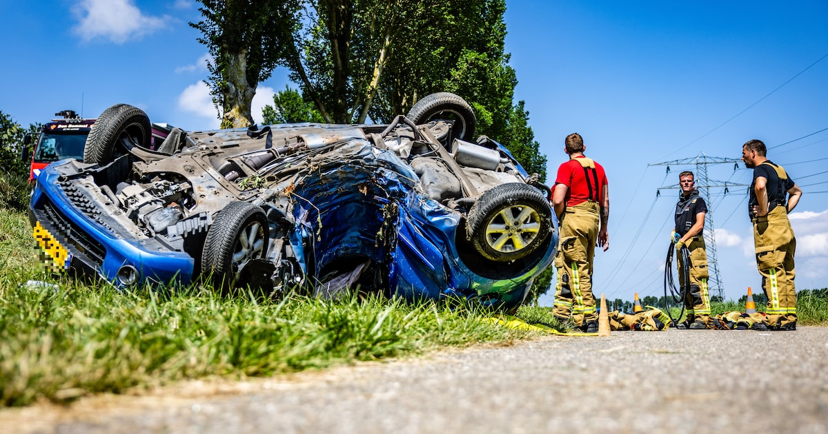 Automobilist ernstig gewond na botsing tegen boom in Stad aan 't Haringvliet