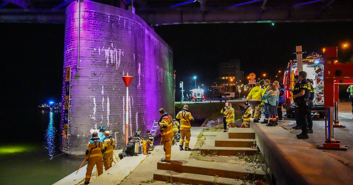 Grote zoekactie bij de John Frostbrug in Arnhem na melding van persoon te water