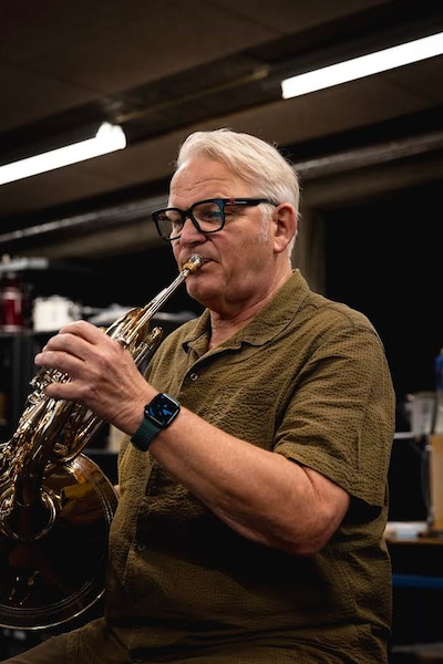 Orkest uit Apeldoorn neemt in Deventer afscheid van hoornist Jeroen van Dijk