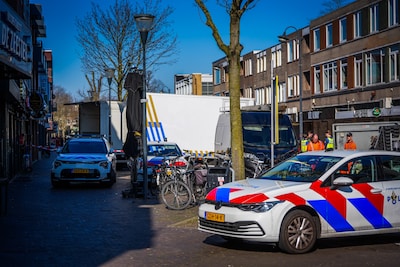 Inval bij twee zaken aan de Kruisstraat in Eindhoven in onderzoek naar witwassen, agenten laden vrac