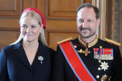 De Noorse koningin Mette-Marit naar ziekenhuis, gebracht door koning Haakon