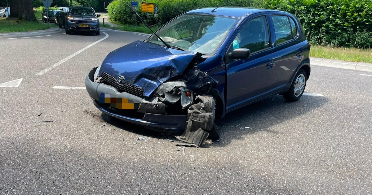 Harde botsing tussen twee auto's in Berg en Dal
