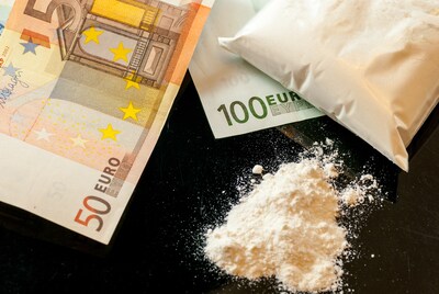Drugs en cash gevonden bij politie-inval in woning op de Troelstraweg