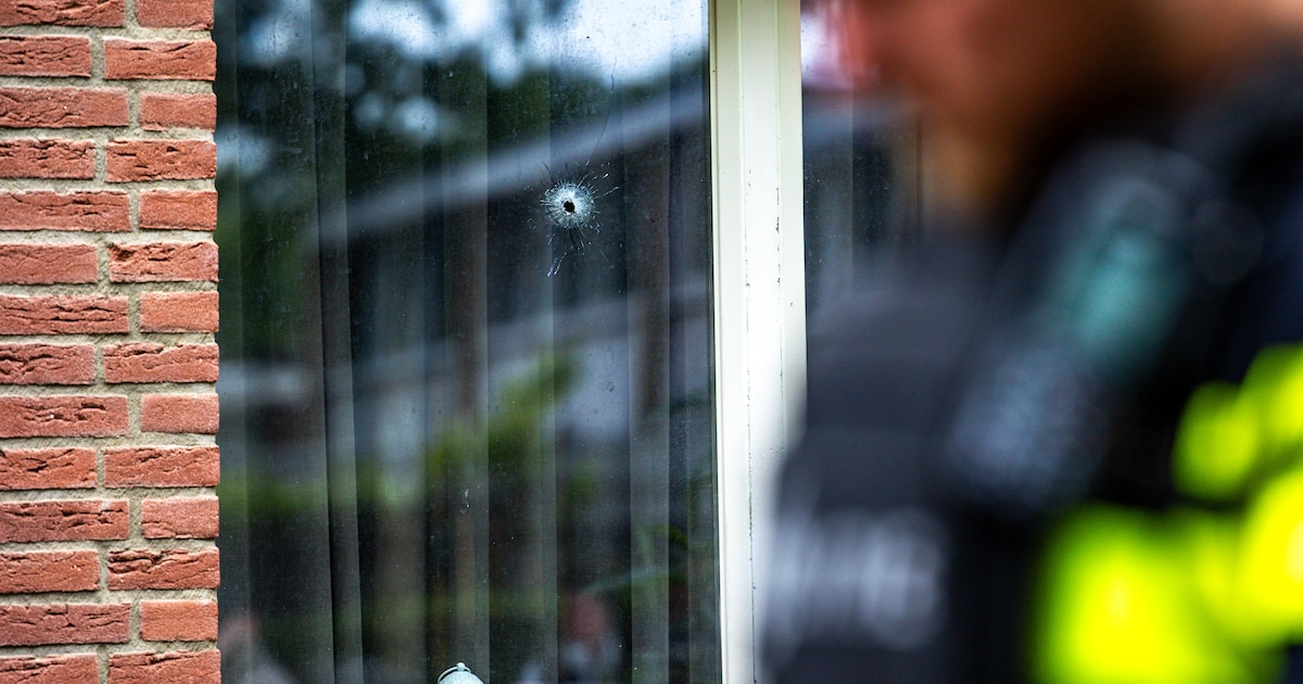 Woning in Emmen meerdere malen beschoten, politie pakt twee mensen op | 112 nieuws Emmen