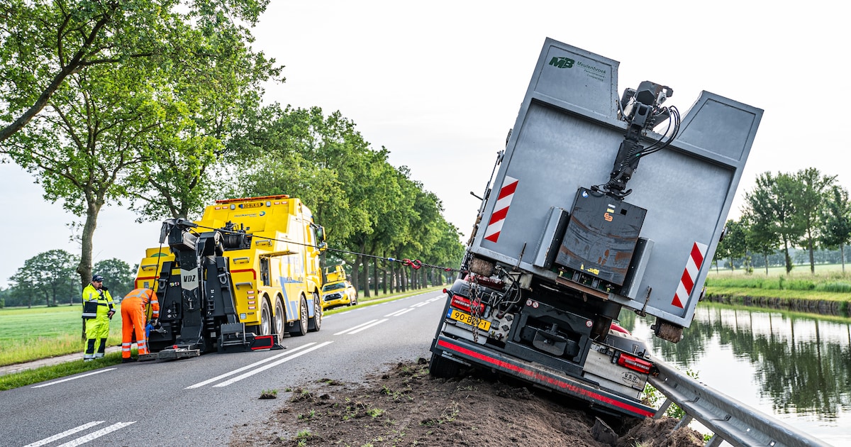 Vuilniswagen botst tegen vangrail op bij N371 bij Dieverbrug