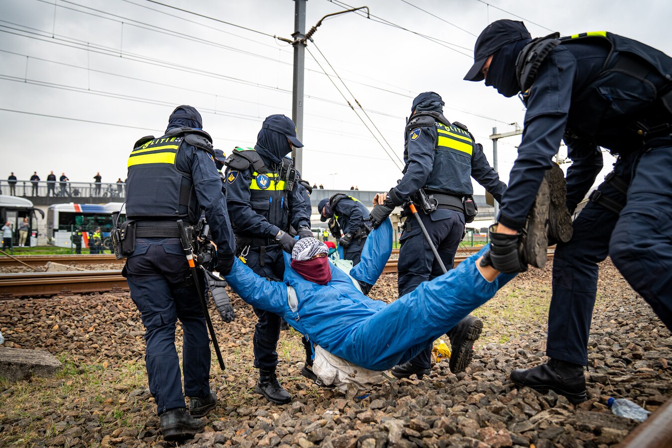 Ruim 300 activisten aangehouden bij spoorblokkade in Rotterdam, merendeel  op vrije voeten | Foto | AD.nl