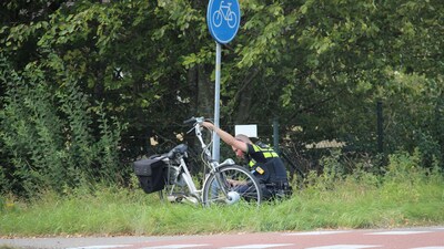Fietser gewond bij aanrijding met auto op kruising in Geffen