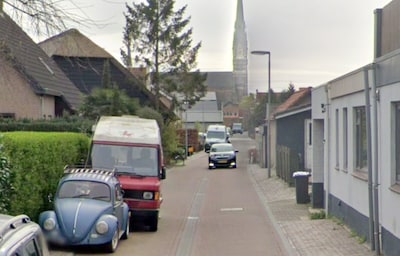 Auto’s rijden te hard en kunnen elkaar moeilijk passeren in smalle straat Wagenberg: ‘Fietsers zijn 