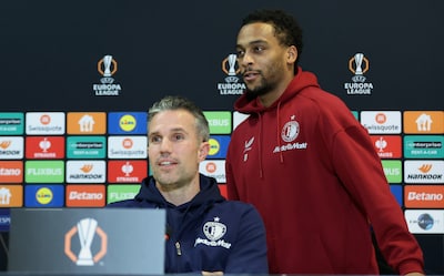 epa12583507-feyenoord-s-head-coach-robin-van-persie-and-player-quinten-timber-r-attend-a-press-conference-in-bucharest-romania-10-december-2025-feyenoord-rotterdam-with-face-fcsb-in-their-uefa-europa-league-league-phase-match-on-11-december-2025-epa-robert-ghement