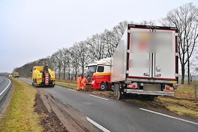 Vrachtwagen dwars in de berm langs N69 in Riethoven, waar trucks vaker in de problemen komen