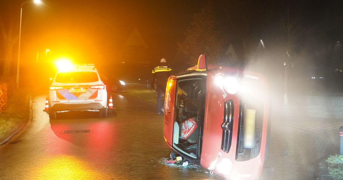Auto belandt op zijkant na botsing tegen paaltje in Staphorst
