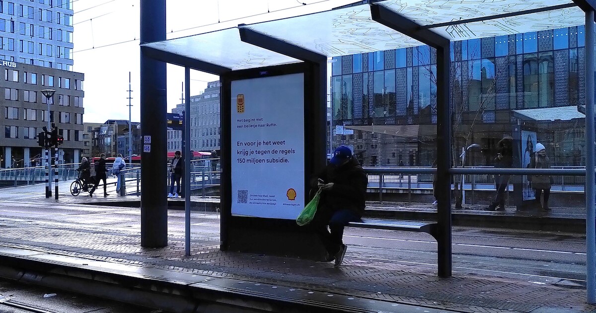 Actievoerders hangen in Delft posters op die wijzen op de ‘misleidende ...