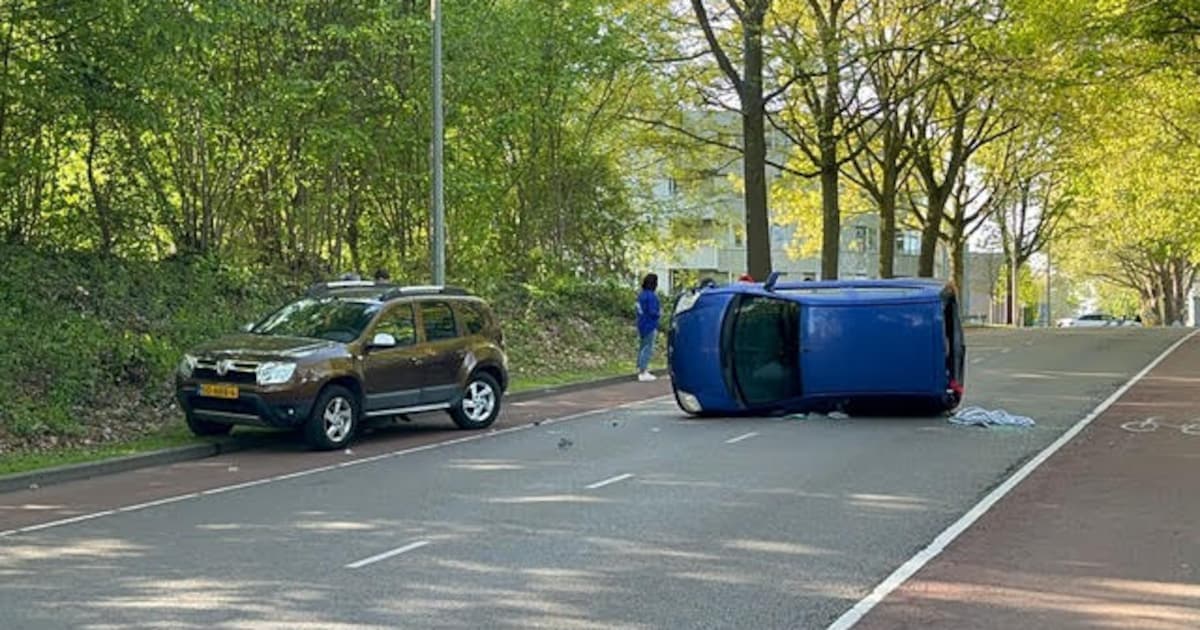 Auto op zijkant na ongeval in Maastricht