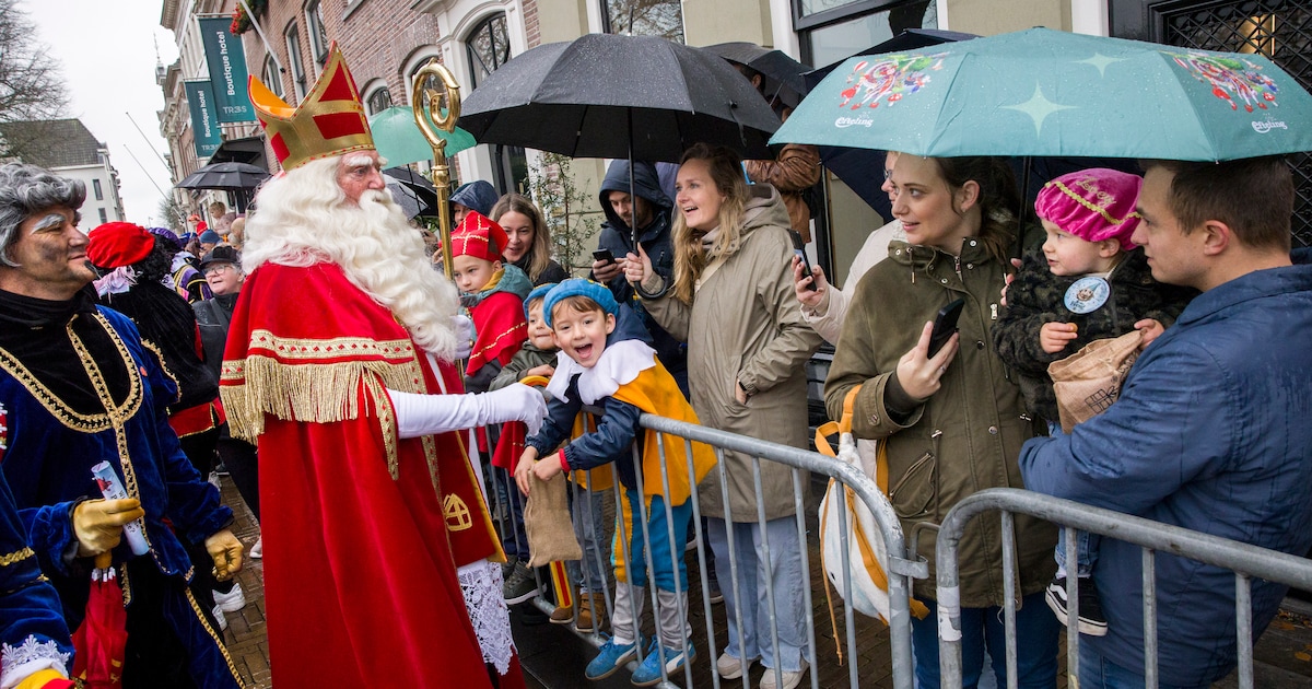 Sint en zijn pieten verwelkomd in Lingehaven, druilerig weer deert honderden kinderen niet
