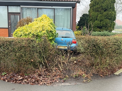 Auto vliegt uit de bocht en belandt in tuin bij woning in Vroomshoop