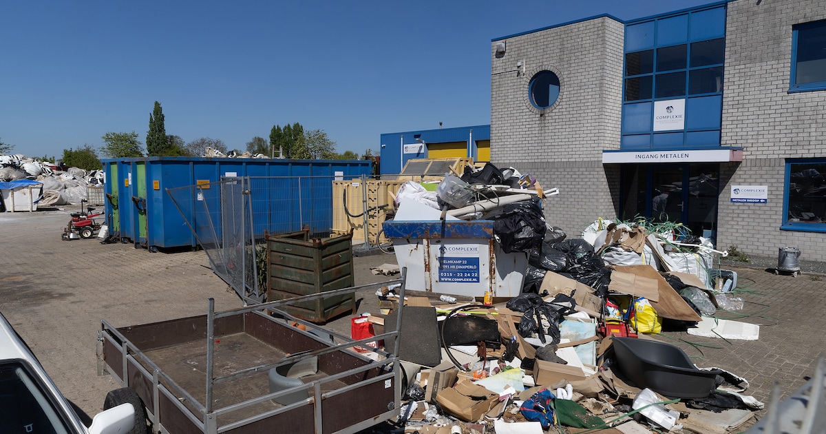 Afvalbedrijf dicht wegens illegale praktijken, maar mensen blijven rotzooi dumpen voor het hek