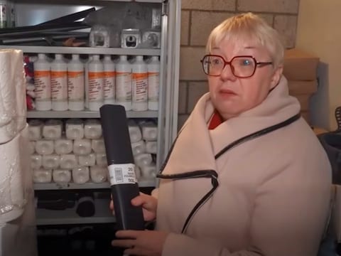 Burgemeester Murielle Feryn toont haar opmerkelijke vondst. 