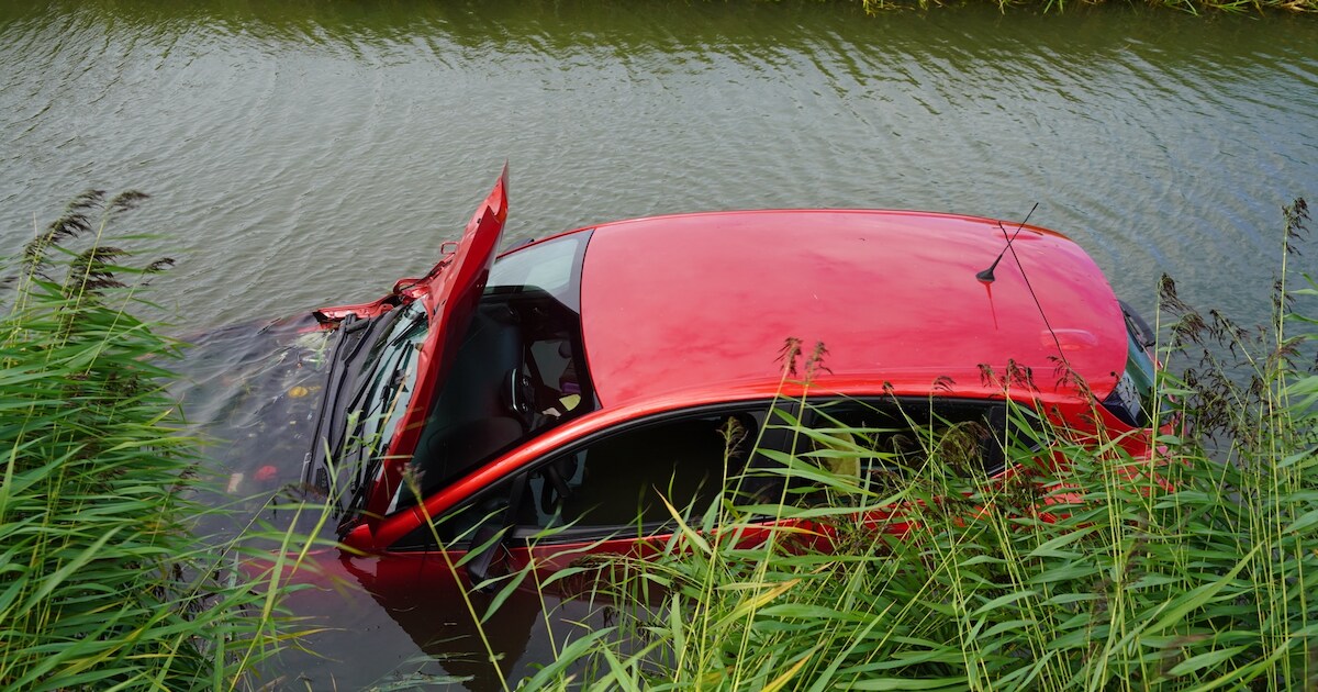 Bestuurder gewond nadat auto te water raakt langs N506 bij Wijdenes