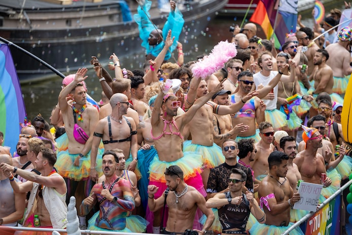 De Canal Parade door de grachten van Amsterdam tijdens Pride Amsterdam.