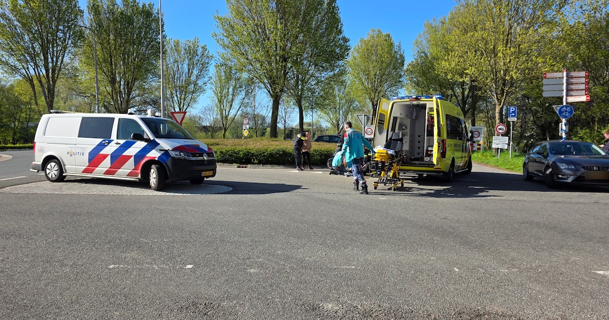 Fietser gewond bij botsing met auto op de Scharwoude in Scharwoude