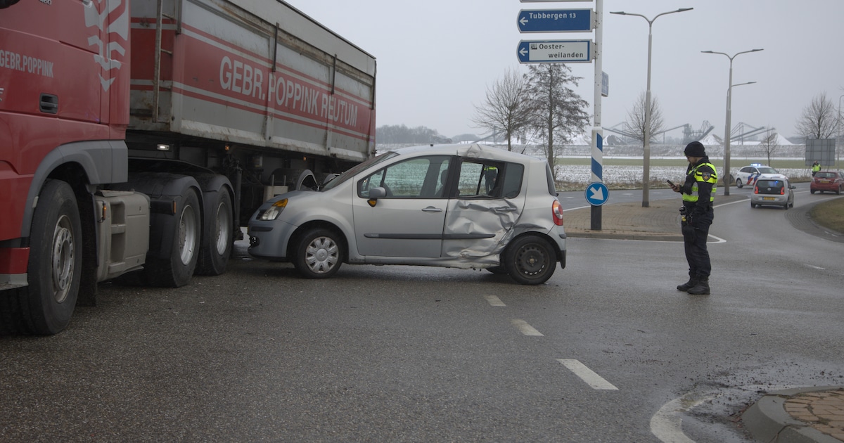 Automobilist gewond na botsing met vrachtwagen in Vriezenveen