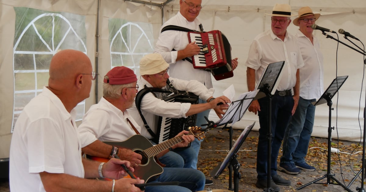 Muziekclub Happy Sound treedt op bij museum De Duinhuisjes in Rockanje