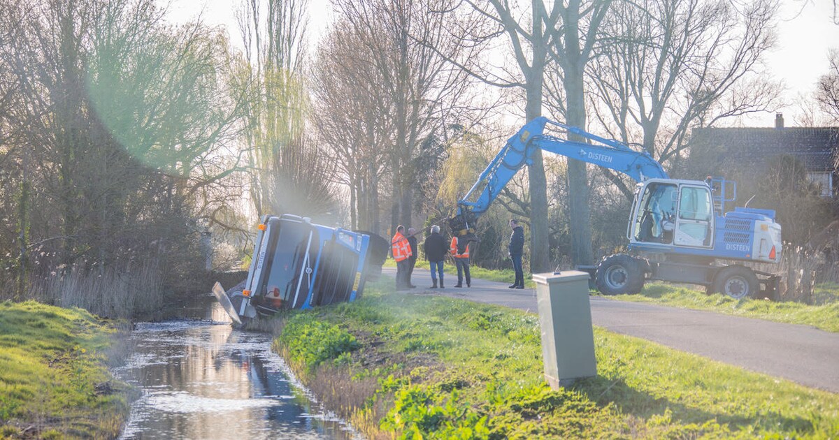 Vrachtwagen belandt in sloot Waverveen en raakt waterleiding, bewoners zonder water