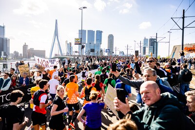 Tientallen verdachte lopers bij Rotterdam marathon betrapt op afsnijden: één deelnemer alsnog gedisk
