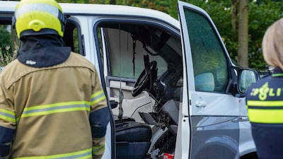 Dashboard vat vlam in bestelbus in Oss, bestuurder dooft vlammen