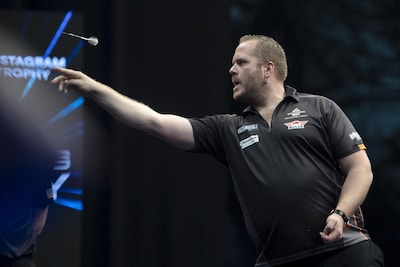 Dirk van Duijvenbode krijgt 9-darter om zijn oren en is meteen uitgeschakeld op EK