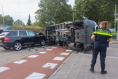 Bakwagen belandt op zijkant bij botsing op Kanaaldijk-Noord in Eindhoven