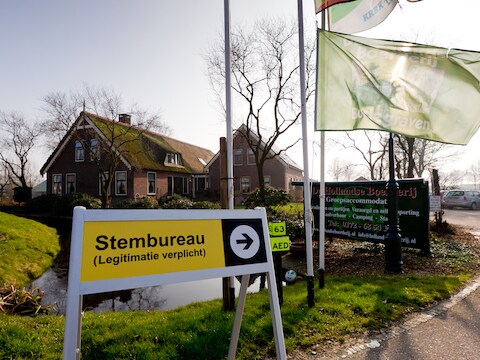 Stembureau in de Hollandse Boerderij aan de Bodegraafse Meije.