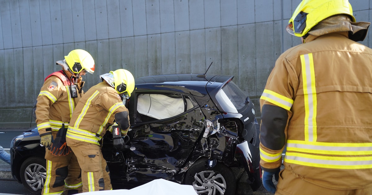Bestuurder uit auto bevrijd na botsing met vrachtwagen op N470