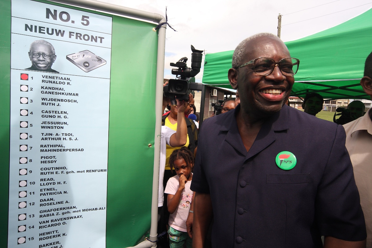 Ronald Venetiaan poseert in 2010 in Paramaribo tijdens zijn derde termijn als president van Suriname. 