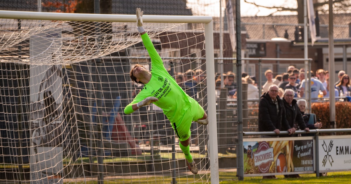 Vertegenwoordiger in keepershandschoenen maakt reclame voor zichzelf bij Nieuwkuijk: ‘Te makkelijk o