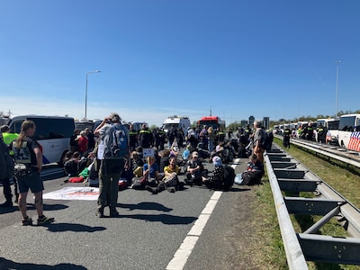 Zes activisten die opstopping op A12 bij Utrecht veroorzaakten, zitten nog tot maandag vast